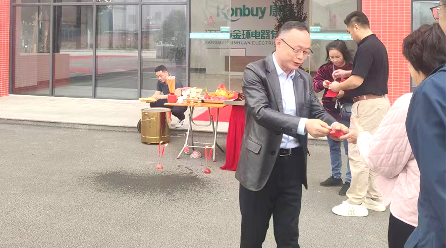 開工好兆頭！金環(huán)電器為全體員工發(fā)放紅包福利！