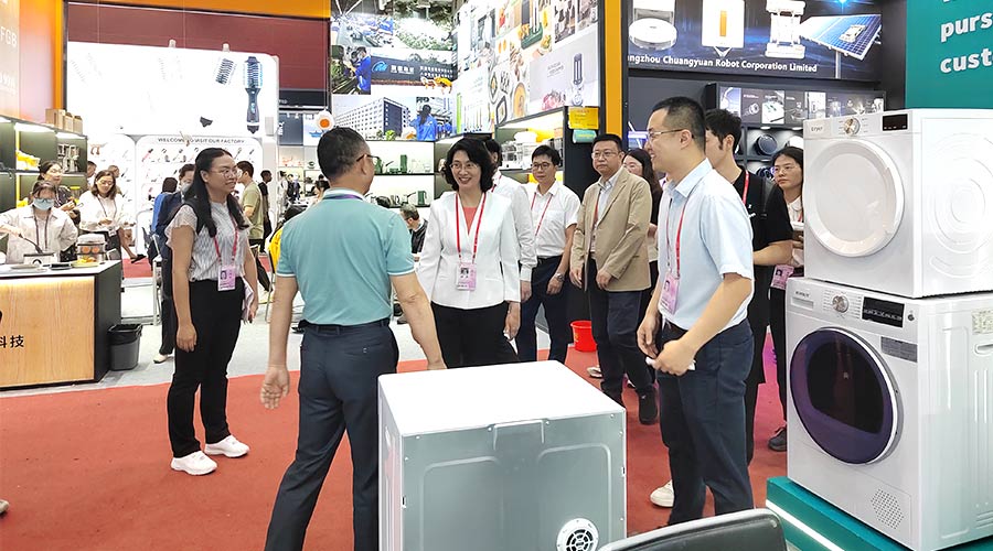 廣交會(huì)迎來(lái)大咖！江門(mén)市市長(zhǎng)親臨金環(huán)電器展位參觀(guān)交流