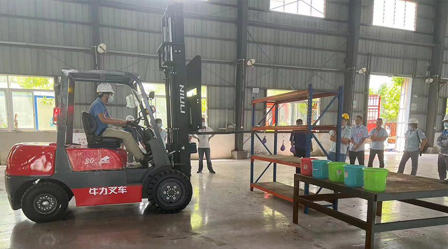 比技能 展風(fēng)采！金環(huán)電器參與鶴城鎮(zhèn)第二屆企業(yè)職工叉車技能競賽