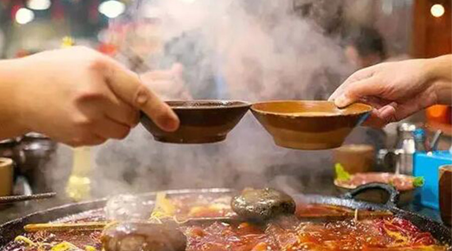 冬天火鍋團建引來一身火鍋味  衣物烘干機化解職場尷尬！